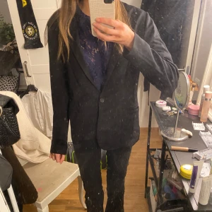 Svart kavaj - Snygg svart kavaj med bra passform och knapp fram. 