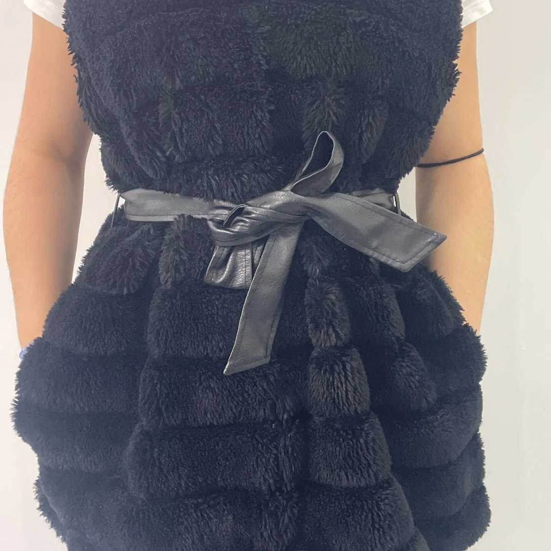 Svart pälsväst med bälte - 1