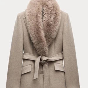 Beige kappa med pälsdetalj - Säljer denna sjukt snygga långa kappa med avtagbar päls detalj, helt ny utan prislapp🧸visar hur den är avtagbar på bild tre och fyra 