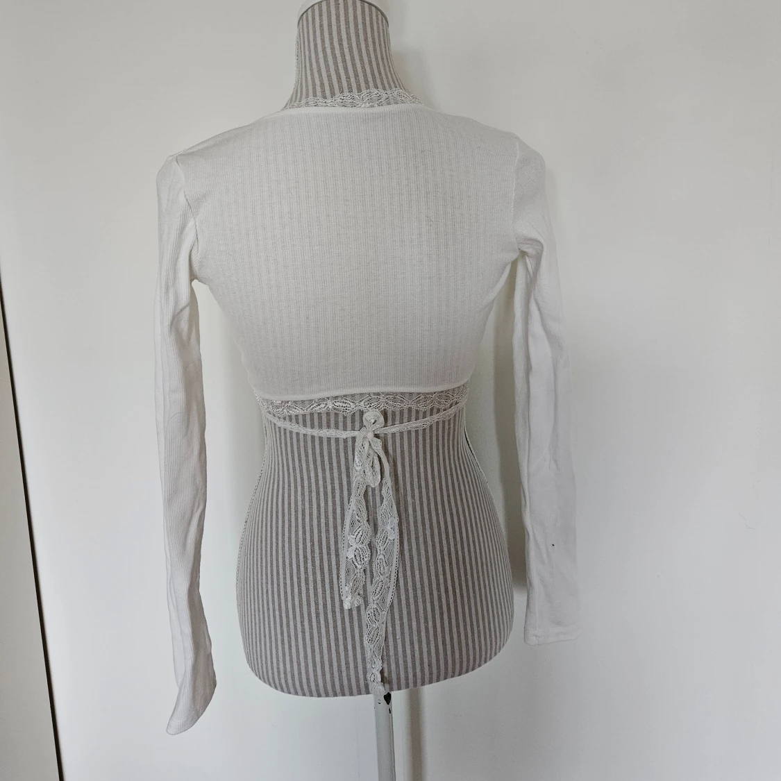 Vit omlottopp med spetsdetaljer - 1
