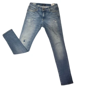 Sköna jeans med slitningar - Tja! Säljer nu dessa sjukt feta Jack&Jones intelligence jeans i modell: Liam. Storleken är 30/30 men jag uppfattar dom som att de passar personer från 167-180. Nypris ungefär: 900kr. Säljer för endast 179kr. Sjukt bra kvalité det är deras premium linje. Helt nya, ryckte precis prislappen.