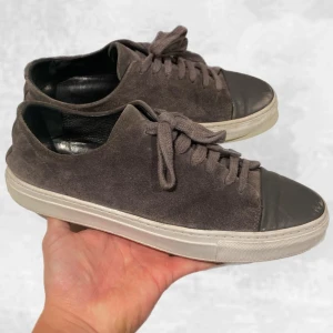 Axel Arigaro Skor grå - Skohylla rensning •Axel Arigato Cap Toe Sneaker Dark Grey Suede. Skick: 8/10, Väldigt fint & sparsamt skick, Inga skador.  Storlek: 40, fits 40-41. nypris 1 700 kr på careofcarl, denna modell säljs ej något mer! Bara skorna medföljer! Hör av dig vid frågor eller funderingar, mvh Oliver;)
