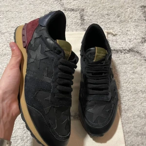 Valentino rockrunners  - Sjukt snygga rockrunners passar till allt. Pris kan diskuteras. Inga byten, skriv om ni har frågor eller vill ha mer bilder🙌🏻🙌🏻🙌🏻