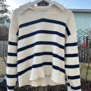 Randig tröja från Zara - Stickad randig tröja från ZARA str: 164, superfint använd 2-3 gånger. Kan diskutera pris!!💕💕
