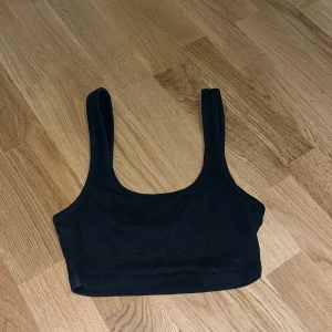 Svart ribbad linnetopp från Zara - Perfekt för sommaren🫶🏻