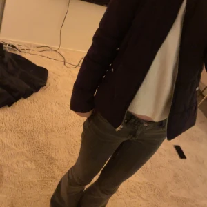 Mörkblå vårjacka💗 - Säljer en snygg mörkblå pufferjacka med dragkedja och knappar. En perfekt jacka nu till våren. Den är stilren och enkel att matcha med olika outfits. 