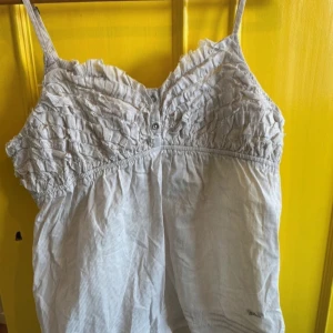 Vit volangen spets randig sommar linnetopp  - Säljer en söt vit randig linnetopp💞Bought from vinted but never used! Ask about size or price if u want💗💗