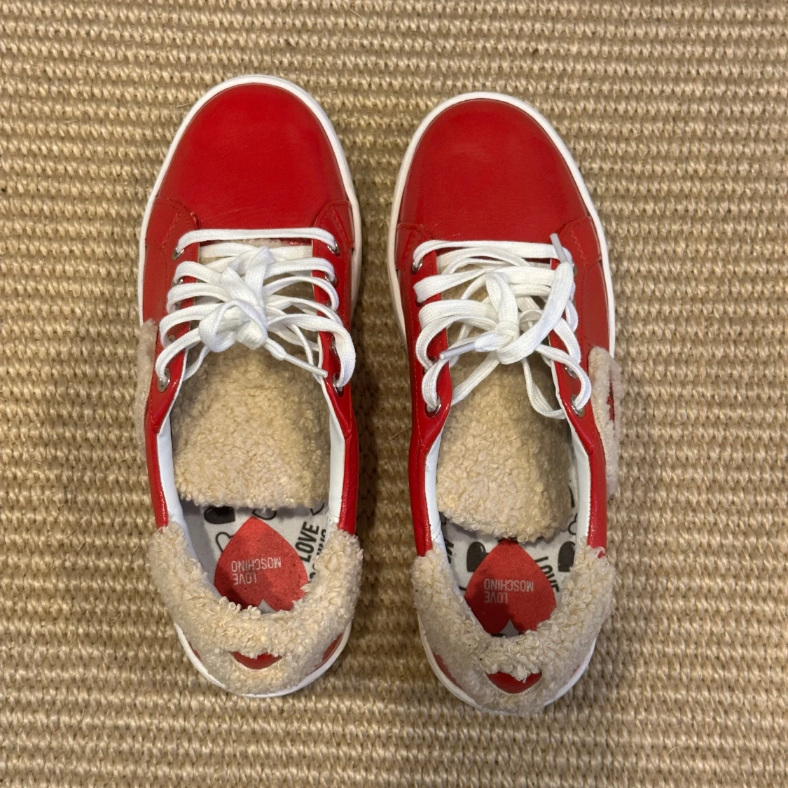 Röda sneakers med hjärtdetalj från Love Moschino - 1