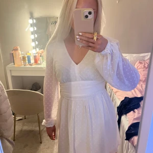 Vit prickig klänning - Säljer en superfin klänning. Perfekt för konfirmation, skolavslutning eller student! Köpt för 700kr, använt 1 gång, inga defekter 🥰🥰