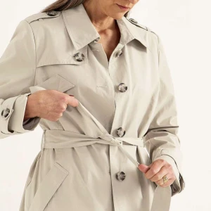 Helt ny trenchcoat från Cellbes - Snygg beige trenchcoat från Cellbes med lapparna kvar, har blivit en fel beställning så har inte ens rört jackan. Nypris 1200kr