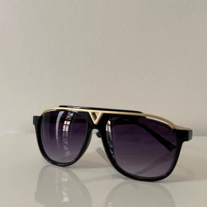 Louis Vuitton solglasögon  - Helt oanvänd solglasögon, inte ens en enda repa eller smuts. Kommer i förvarings påse gjort av plast. Passar alla!! Först till kvarn 🤩