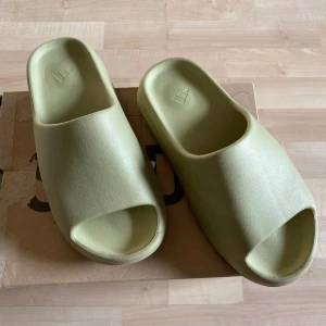 Yeezys - Dem är i storlek 42 men passar 43, har knappast använt dem. 