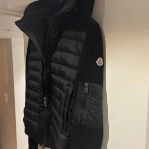 Moncler cardigan - Säljer min cardigan som är perfekt till de kyligare dagarna när du vill hålla stilen. Den passar perfekt om du är mellan 175-183. Tar även byten, helst en Moncler maya. Skriv vid minsta fundering. Priset är inte hugget i sten👍