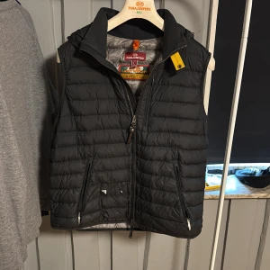 Svart dunväst från Parajumpers - Säljer nu en svart väst från Parajumpers. Har några små hål fram på magen men går säkert att fixa för den som orkar. Köpt från care of Carl. Unik. Kan tänka mig gå ner i pris. Köpt för 2800