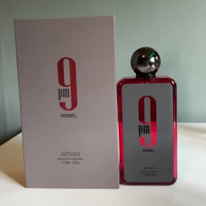 9 PM Rebel Eau de Parfum från Afnan - Upptäck 9 PM Rebel från Afnan, en Eau de Parfum med en djärv och modern doft. Flaskan är elegant i rött glas med en stilren design och en metallisk kork. Perfekt för den som vill sticka ut med en unik och kraftfull doft. 95/100ml kvar