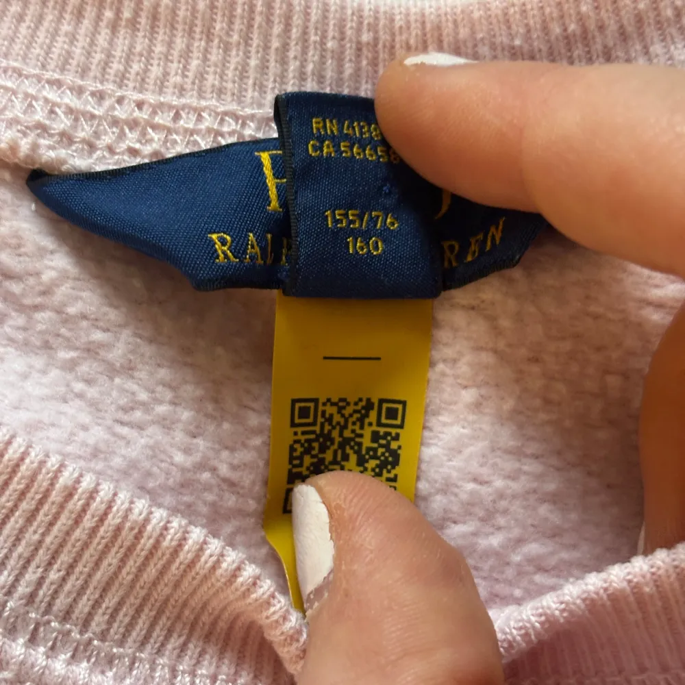 Säljer en söt rosa tröja från Ralph Lauren med ett charmigt björnmotiv på framsidan. Tröjan har långa ärmar och en rund halsringning. Perfekt för en avslappnad och stilren look. 🐻💖. Neuletakit & Villapaidat.
