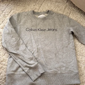 Grå sweatshirt från Calvin Klein Jeans - näst in till oanvänd calvin klein tröja! 