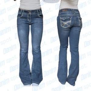 Bootcut jeans Wallflower - storlek wS• Mått: Längd: 99cm Innerbenslängd: 78cm Midjebredd: 38cm Lårbredd: 24cm Benöppning: 22cm • Vid frågor, meddela här!💙