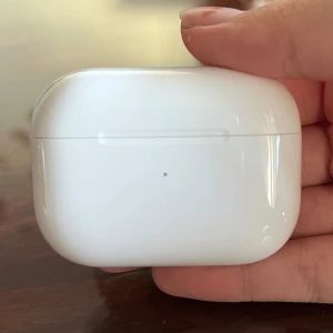 Air+pods pro - Köptes för två år sedan(2023). Varit väl omhändertagna. Paketet är lite slitet som sagt men självaste varan är i topskick. Självaste varan har lightning uttag, har funktioner gen 1.  Pris kan diskuteras vid snabb affär OBS: caset är lite repigt men påverkar inte funktionen