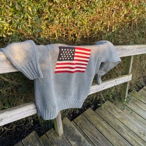 Grå stickad tröja från Polo Ralph Lauren - Grå stickad Ralph Lauren i storlek XL men sitter som en L. En eftertraktad modell! Perfekt för en varma sommarkvällar. En gammal men väl omhändertagen tröja. Tröjan har inga lösa öglor i stickningen eller lösa sömmar, se bilder för flaws.        Pris ej hugget i sten🍾🍾