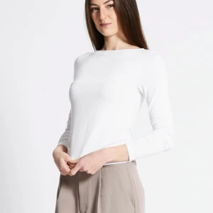 Vit långärmad topp - Knappt använd!! Säljer en basic vit långärmad topp i mjukt material. Perfekt för en enkel och klassisk look. Passar bra till både jeans och kjol. Ett måste i garderoben för alla säsonger.