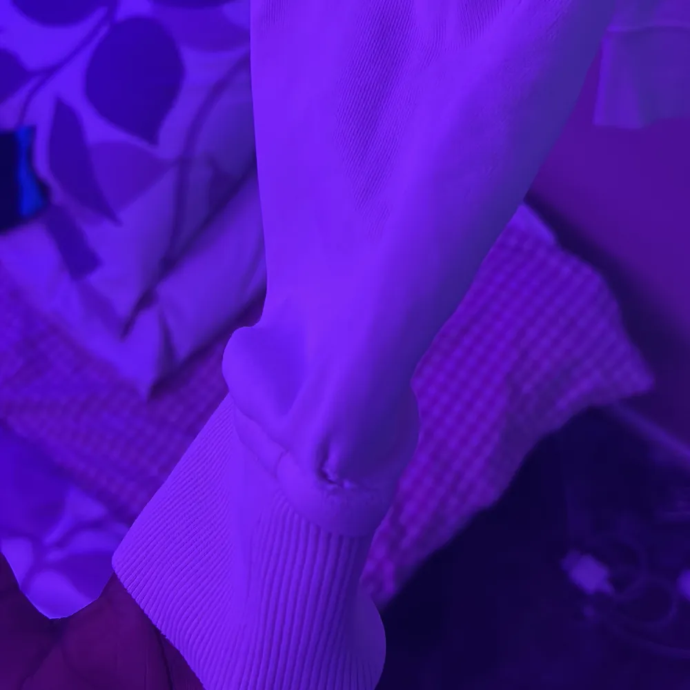 Säljer en stilren vit långärmad tröja från Lyle & Scott med deras ikoniska logga på bröstet. Tröjan har ribbade muddar vid ärmslut och nederkant, vilket ger en skön passform. Perfekt för en avslappnad look.Pris kan deskuteras. Neuletakit & Villapaidat.