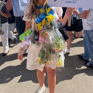 Vit klänning perfekt till studenten  - Charmig vit klänning med puffiga kortärmar och ett diskret prickigt mönster. Perfekt till studenten eller sommaren. Använd 1 gång, stl XS nypris 500kr
