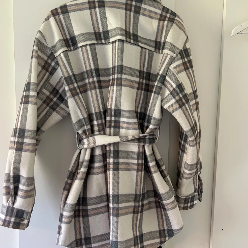 Fin rutig jacka från Vero Moda i beige, grön och brun. Knappar + bälte i midjan för bra passform! Har en liten fläck på insidan och är lite nopprig på insidan -se bild! Passar L-XL 🌼🫶🏻. Takit.