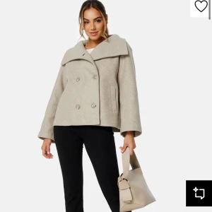 Bubbleroom kappa - Säljer min jätte trendiga bubbleroom kappa! Perfekt till våren och min är från nakd men ser exakt lika dan ut. Den är lite nopprig men inget man tänker på, inga andra större defekter. 