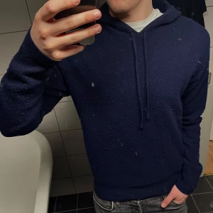 100% kashmir hoodie - Säljer min 100% kashmir hoodie från carmes i storlek M köp från carmes hemsdia för 1399.Hör av er vid minsta lilla funderingar!