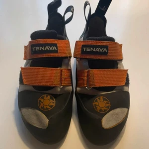 Svarta klätterskor från Tenaya - Supersköna klätterskor som säljs pga att jag har växt ur dem. 💕 Använda i ca 1 år men i fint skick! Märkesloggan på båda skorna är lite sliten samt banden precis vid spännet men annars inget att anmärka på. Färgerna är inte identiska på båda skorna på vissa ställen men verkligen inget man tänker på. Nypris ca 1650kr 🤍