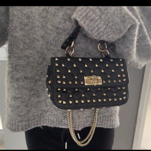 Skit snygg väska med nitar - Jätte snygg valentino liknande väska! Jätte fint skick och har inga defekter! Reserverad just nu! 🥰