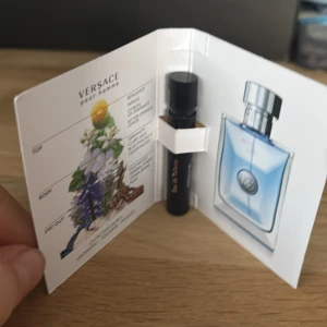 Versace Pour Homme Eau de Toilette - Versace Pour Homme Eau de Toilette i en praktisk 1 ml provflaska. Doften har friska toppnoter av bergamott och neroli, med ett hjärta av geranium och salvia. Basen är varm med toner av oud och tonkaböna. Perfekt för att testa denna klassiska herrdoft.