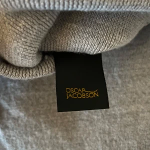 Grå polotröja från Oscar Jacobson - Säljer en stilren grå polotröja från Oscar Jacobson. Storlek XL men passar som M-L! Kom gärna med frågor!