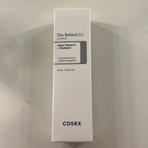 The Retinol 0.1 Cream från COSRX - The Retinol 0.1 Cream från COSRX innehåller super vitamin E och panthenol för fast och slät hud. Den är designad för att ge en ungdomlig lyster och appliceras på kvällen efter rengöring. Helt oanvänd!