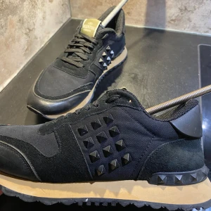 Valentino Rockrunner  - Säljer nu dessa riktigt feta valentino rockrunners i storlek 38 (passar 39)🤩📏Skorna är i riktigt bra skick, skulle säga 9/10💯Endast skorna medföljer❗️Vid frågor och funderingar är det bara att skriva📱✉️