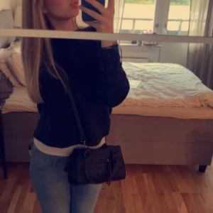 Mörkblå ribbad tröja från Kappahl - Säljer en stilren mörkblå ribbad tröja. Inga defekter 