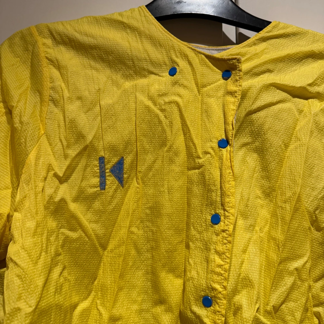 Gul jacka med blå knappar strl L uppskattningsvis - 1