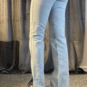 Split jeans från Never Denim - Snygga ljusblå slit/split jeans från Never Denim. De är väldigt highwaist. Fint skick! Modellen är 167cm lång.