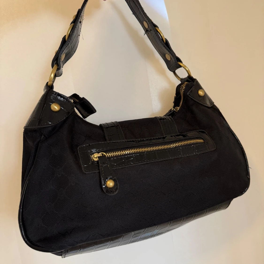 Svart axelväska med gulddetaljer - 2