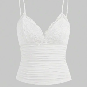 Vit spetslinne med smala axelband - Säljer ett vitt linne med spets och ”scrunch” på sidorna. Lite liten i storleken skulle sagt att den passar mer som en XS. Aldrig använd! Kom privat vid frågor! 💞