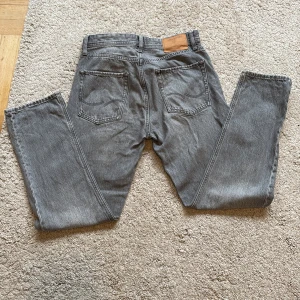 Jack & Jones jeans - Enkla jack and jones som går med alla outfits|w28|L32| nästan aldrig använda och har nu vuxit ur de| skriv vid fundering|