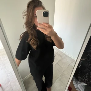 Svart stickad T-shirt  - Säljer en svart tröja med trekvarts arm. Använd två gånger🥰från Lindex 