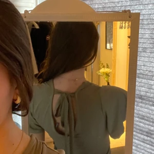 Olivgrön topp med knytning - Från ONLY aldrig använd, storlek S