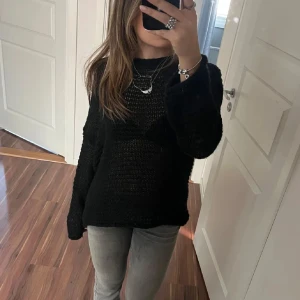 Stickad tröja  - Stickad tröja i fint material, nyskick o köpt för 499kr på Bikbok❤️ sitter lite oversize 