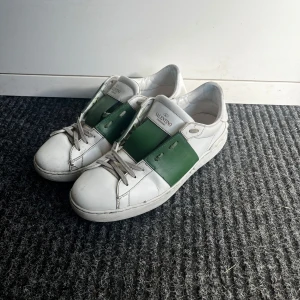 Valentino open - Valentino open (gröna) Storlek 42,Box och dust bag följs med, Bra skick inga större defekter( bara en liten spricka) Priset är inte hugget i sten. Köparen står för frakt. Skriv för mer frågor eller bilder😄 