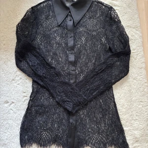 Svart blus från Zara - Svart blus med fint mönster, aldrig använd