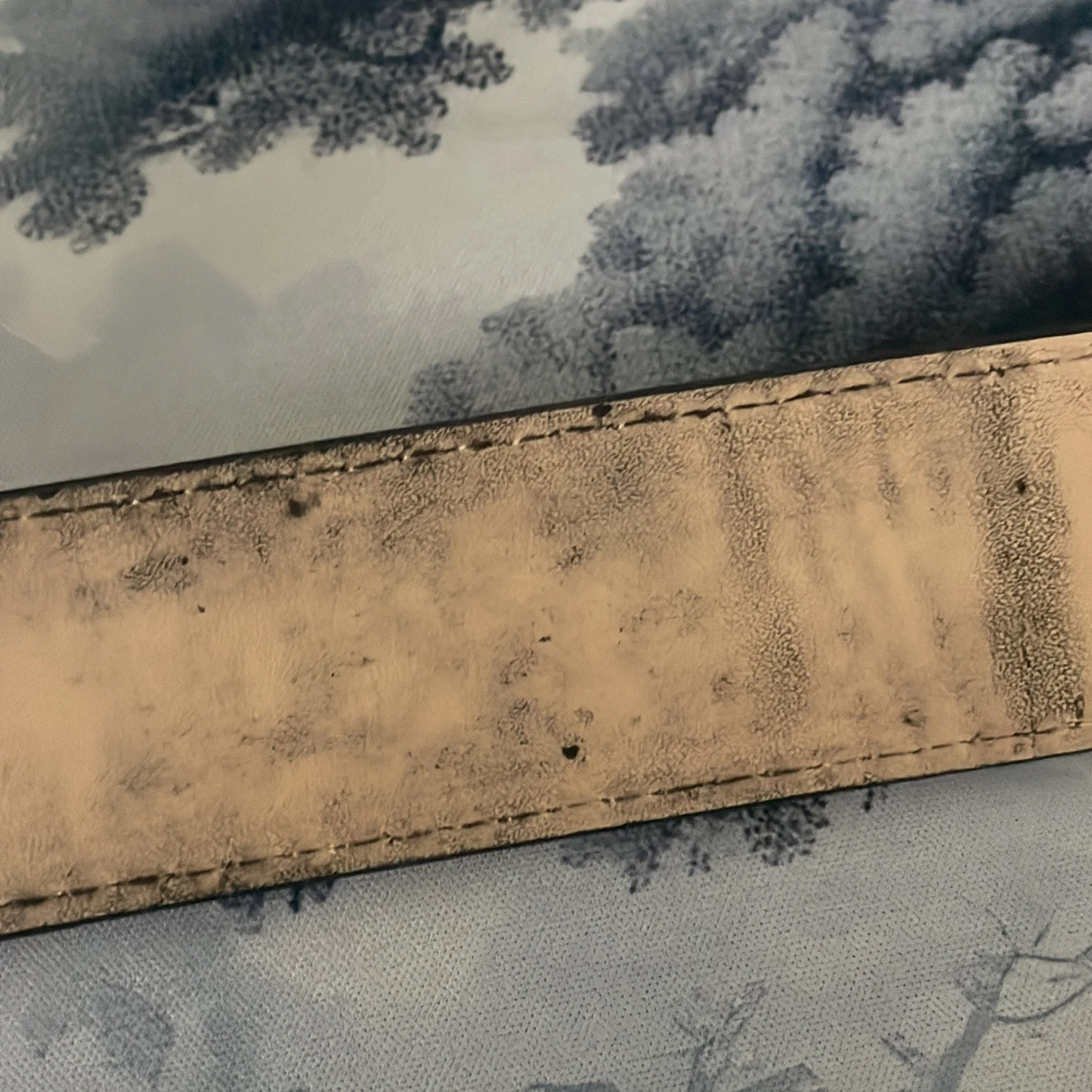 Svart bälte med bronz emblem - 2