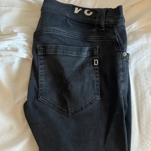 Dondup George - Intressekoll på dessa svarta Dondup jeansen i den extremt eftertraktade modellen George. De har en smal passform och är perfekta för en stilren look. Nypriset ligger på runt 3500 men mitt pris är endast 999. Storleken är 34 men sitter som 31