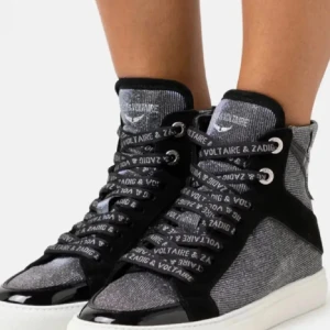 Glittriga sneakers från Zadig & Voltaire - Snygga glittriga sneakers från Zadig & Voltaire som heter high flash sparkle noir svarta kommer ej till användning 💘nypris: 4450